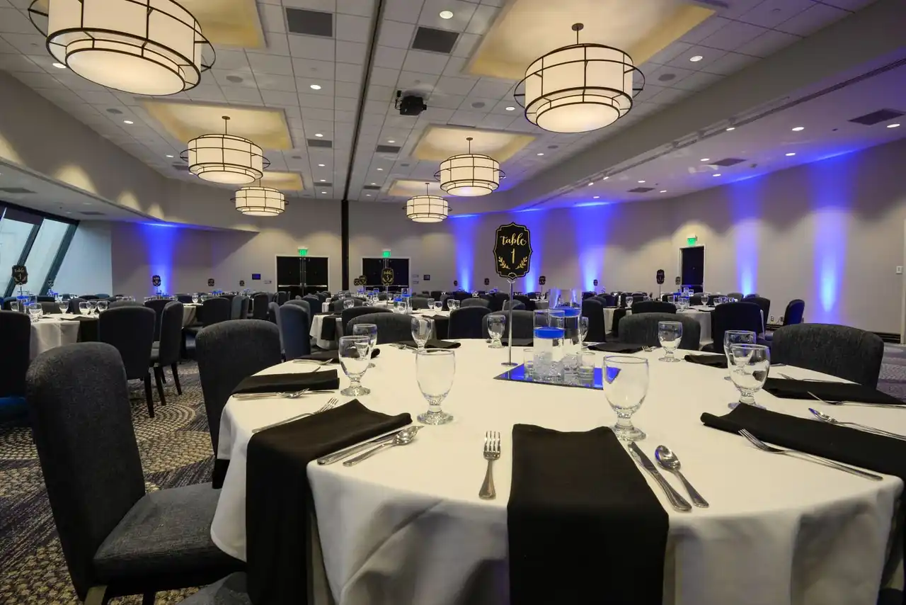 Spacious banquet hall arrangement for a corporate dinner