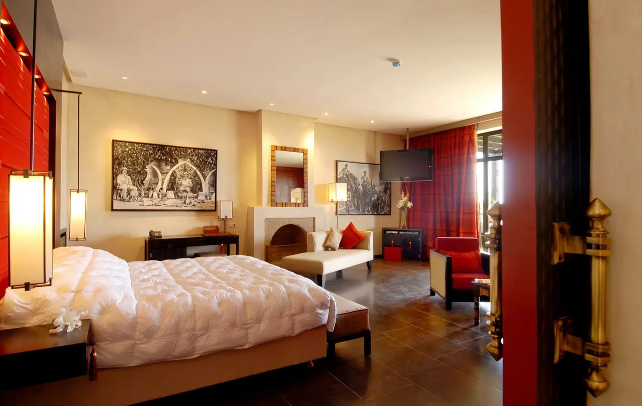 Sophisticated modern hotel room design with warm lighting
