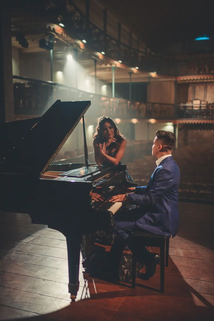 Elegant live performance at Pineforgecreative Resort
